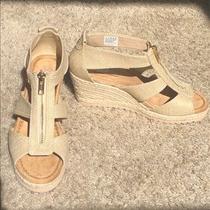 NWOB Skechers gold wedges zip front size 6